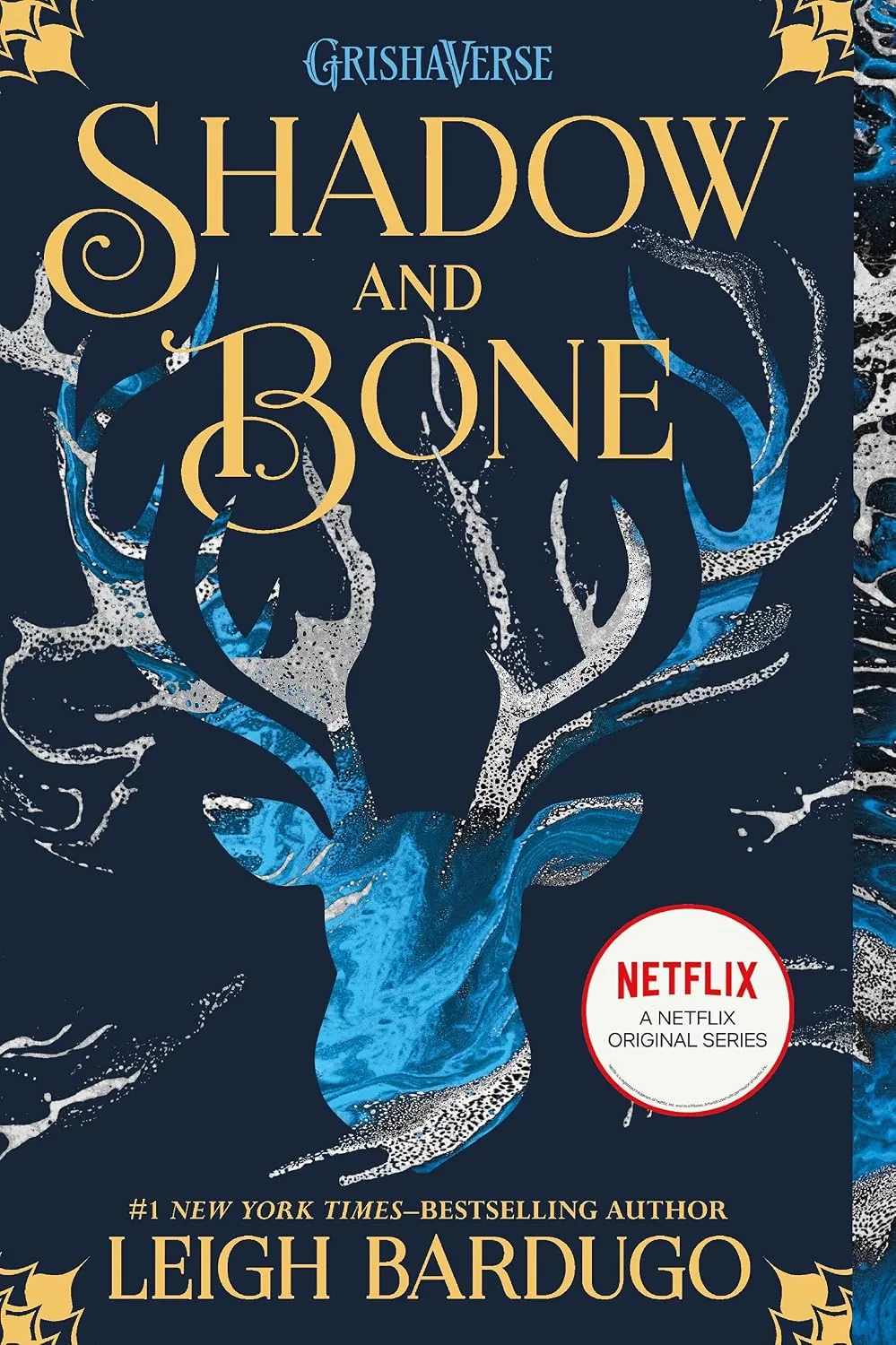 Leigh Bardugo'nun Grishaverse evreninin ilk kitabı Gölge ve Kemik (Shadow and Bone) resmî kapağı