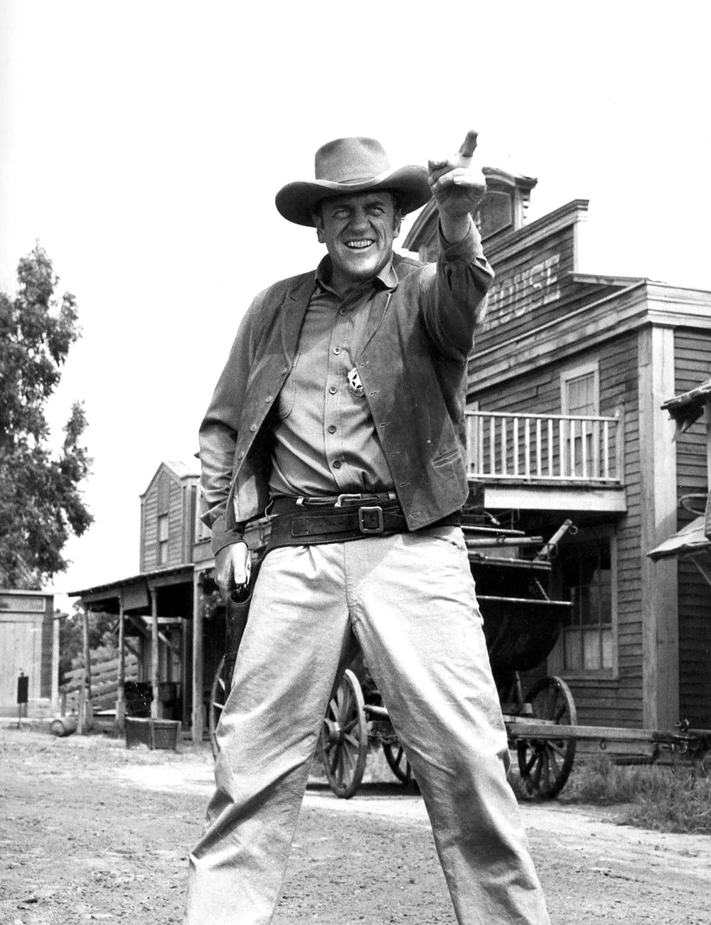 Gunsmoke dizisinde James Arness'ın canlandırdığı Şerif Matt Dillon, Dodge City sokağında rozetiyle poz veriyor