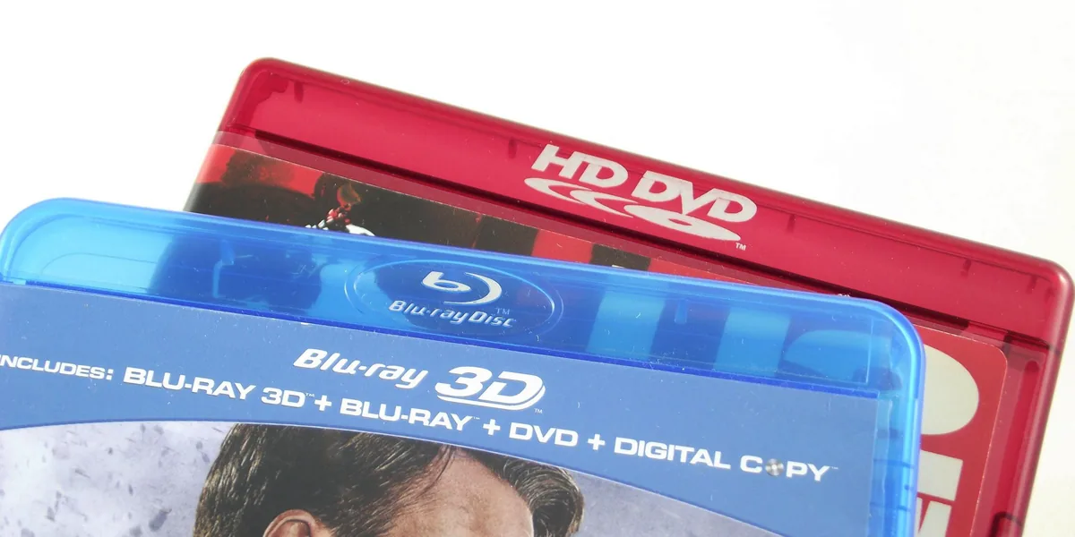 HD-DVD ve Blu-ray disklerinin kutuları yan yana; format savaşını temsil eden karşılaştırma görseli