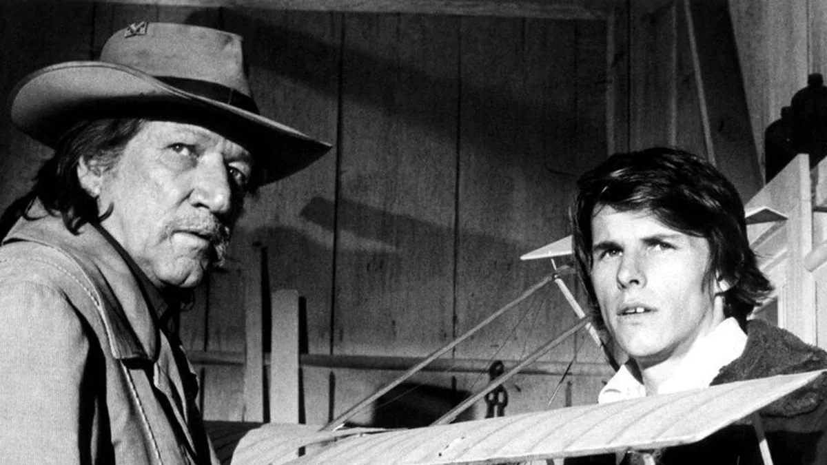 Hec Ramsey dizisinde Richard Boone, Hec Ramsey rolünde genç sahne partneriyle birlikte, resmi NBC still fotoğrafında