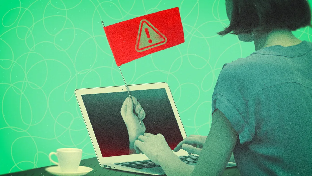 Bir kadın dizüstü bilgisayarında çalışırken ekrandan yükselen kırmızı bir uyarı bayrağı; hesabınızın hacklendiğini gösteren belirtiler temasını simgeliyor