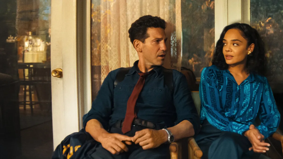 His and Hers dizisinde Jon Bernthal ve Tessa Thompson bir sahnede