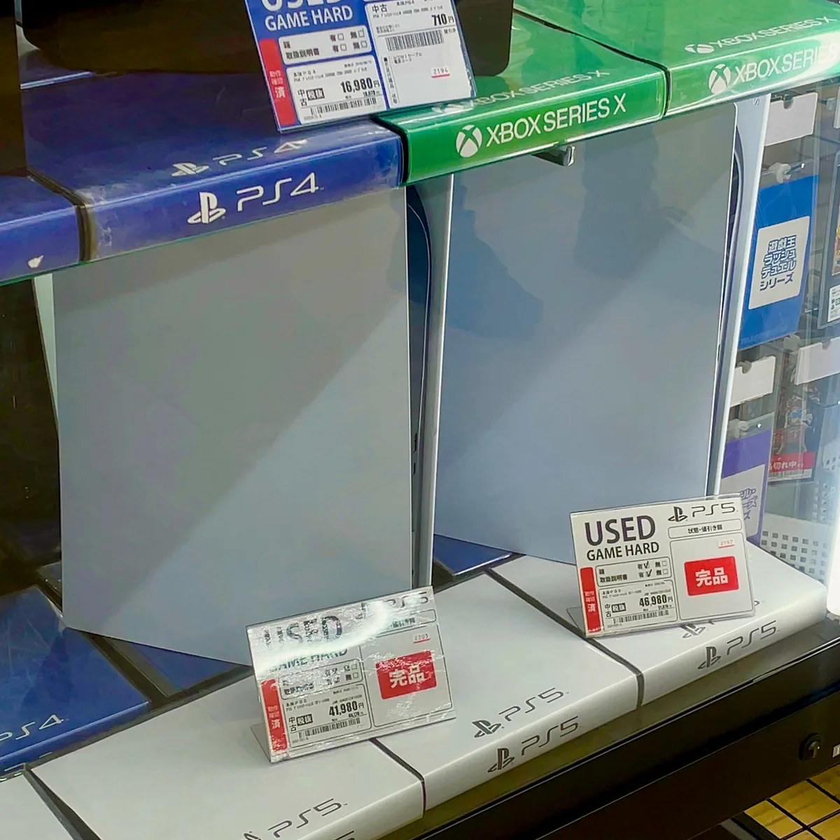 Bir oyun mağazasında ikinci el PlayStation ve Xbox konsolları raflarda satışa sunulmuş
