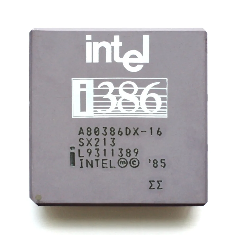 Intel 80386 (i386DX) işlemcisinin seramik kılıfının net makro fotoğrafı