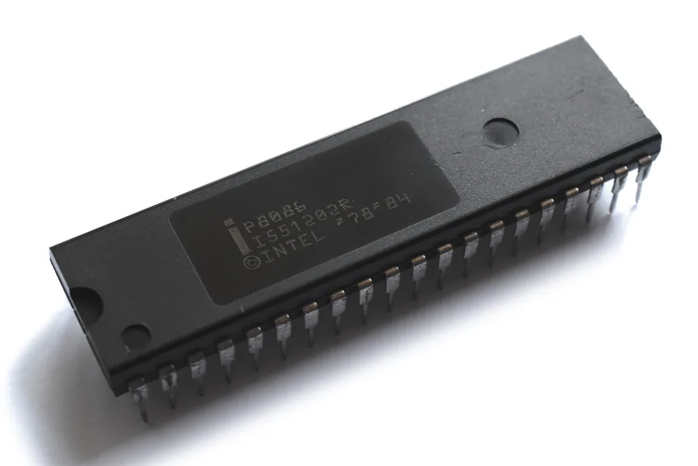 Intel P8086 işlemcisinin seramik kılıf üzerindeki baskısını gösteren yakın çekim fotoğrafı