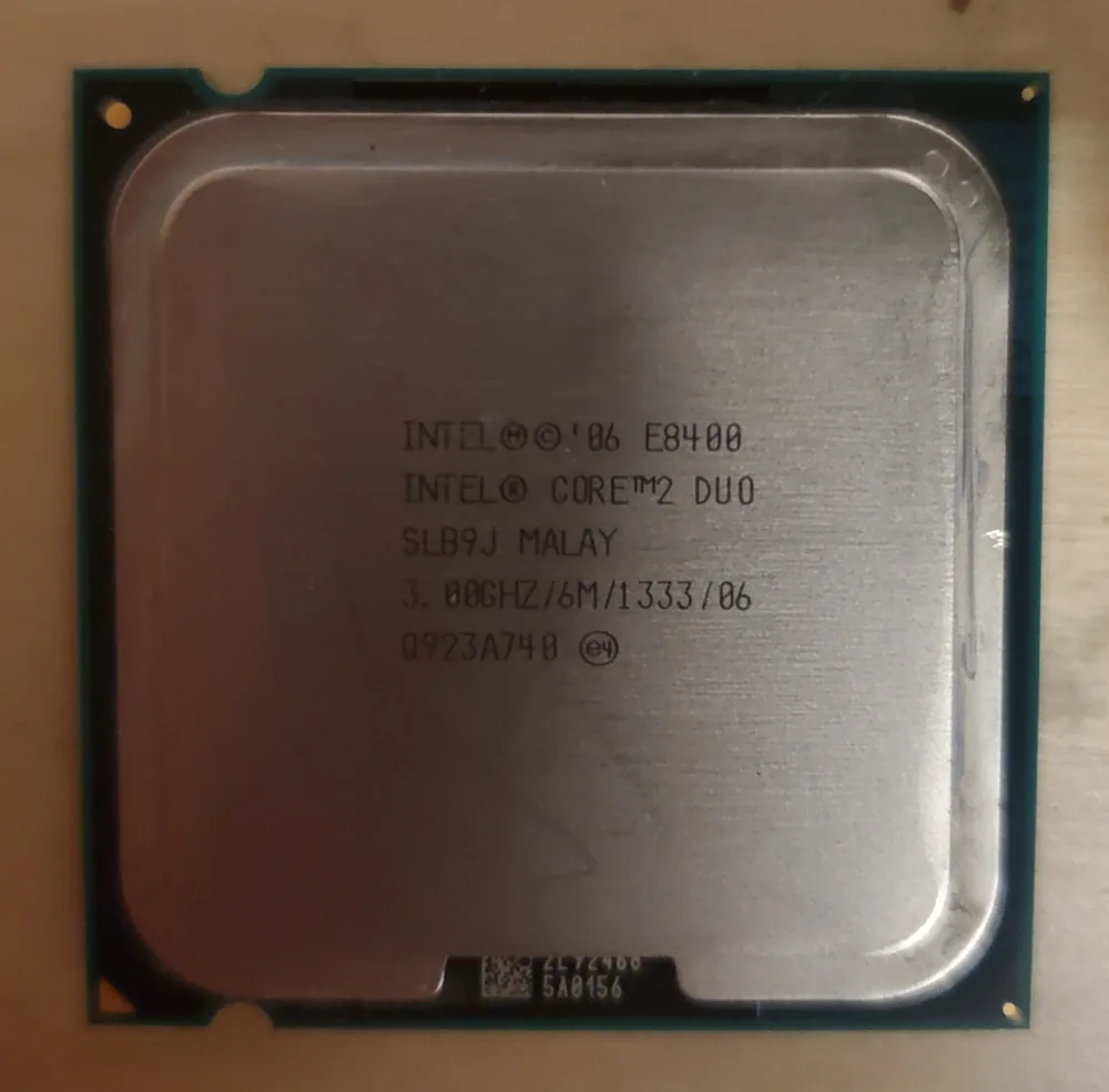 Intel Core 2 Duo işlemcisinin LGA yüzeyindeki baskının göründüğü fotoğrafı