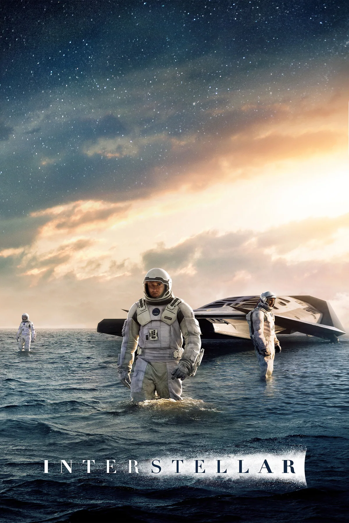 Interstellar (Yıldızlararası) filminin resmi afişi; uzayda yalnız bir figür