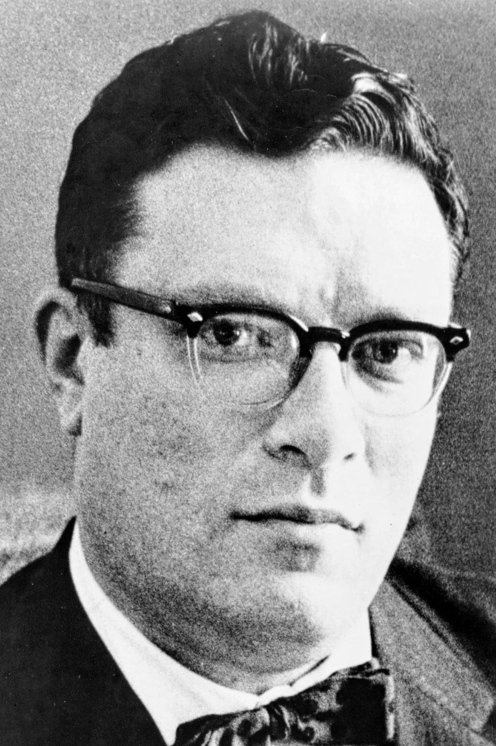 Isaac Asimov'ın 1960'lı yıllara ait resmi stüdyo portresi, gözlüklü ve papyonlu