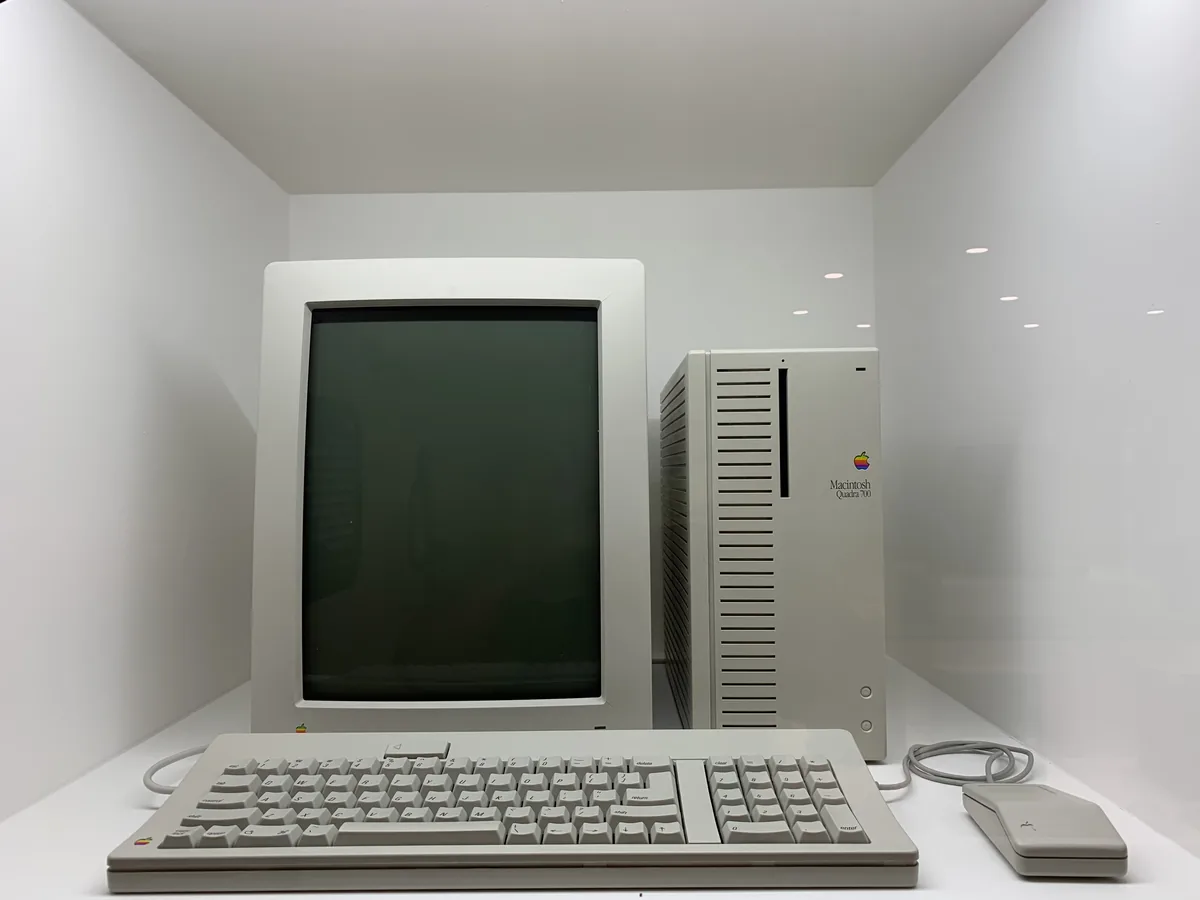Apple Macintosh Quadra 700 masaüstü bilgisayarı ve dönemin CRT monitörü, Jurassic Park kontrol odasında kullanılan Apple donanımı