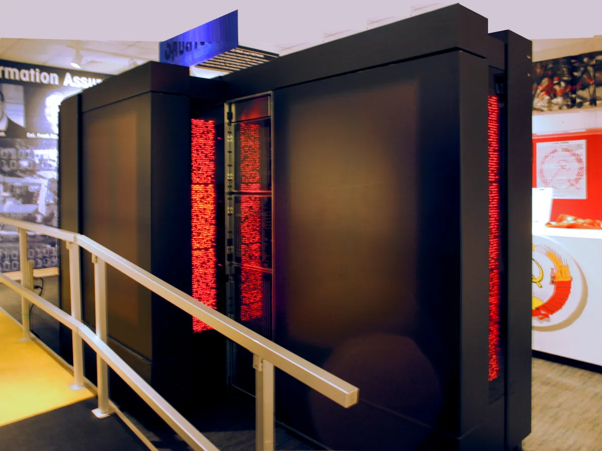 Thinking Machines Connection Machine CM-5 süper bilgisayarı, siyah kuleleri ve yanıp sönen kırmızı LED panelleriyle
