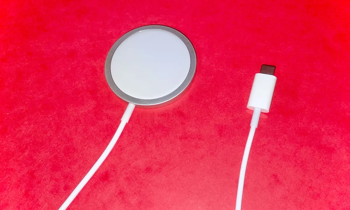 Kablosuz şarj ile kablolu şarj karşılaştırması: MagSafe kablosuz şarj pedi ve USB-C kablosu yan yana