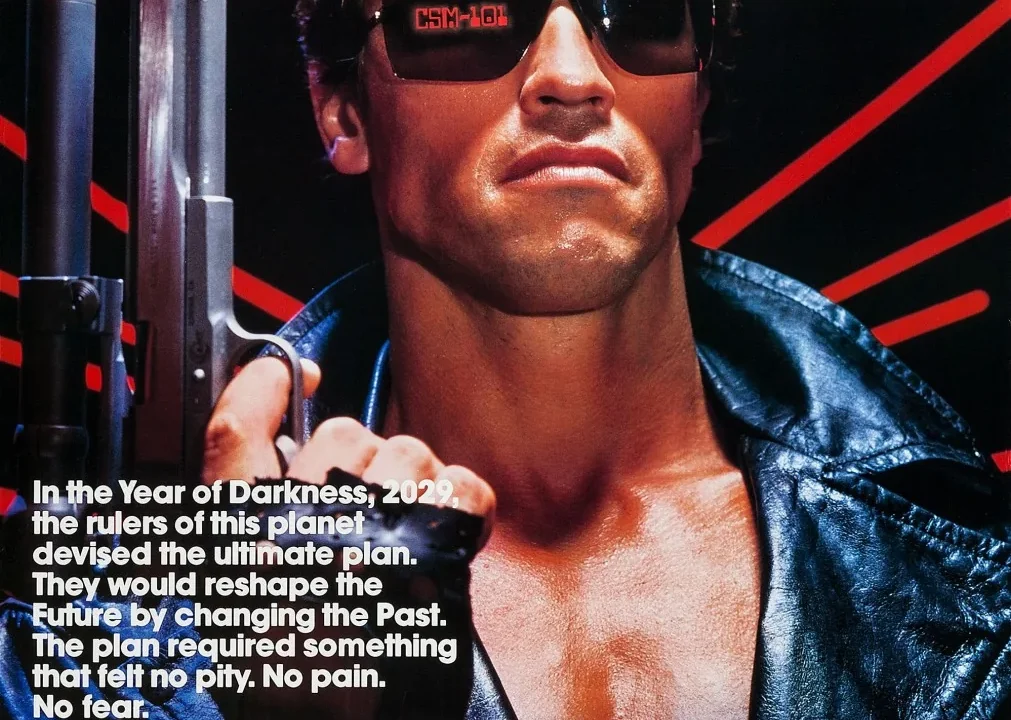 The Terminator (1984) filminin resmi vizyon afişi; kırmızı lazer gözlü T-800 endoskeleton, yapay zeka temalı bilim kurgu sinemasının ikonik simgesi