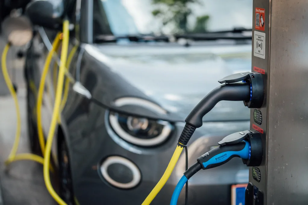 Elektrikli bir otomobile şarj kablosunun takılması, katı hal pil teknolojisinin gelecekteki otomotiv uygulamasını temsil ediyor