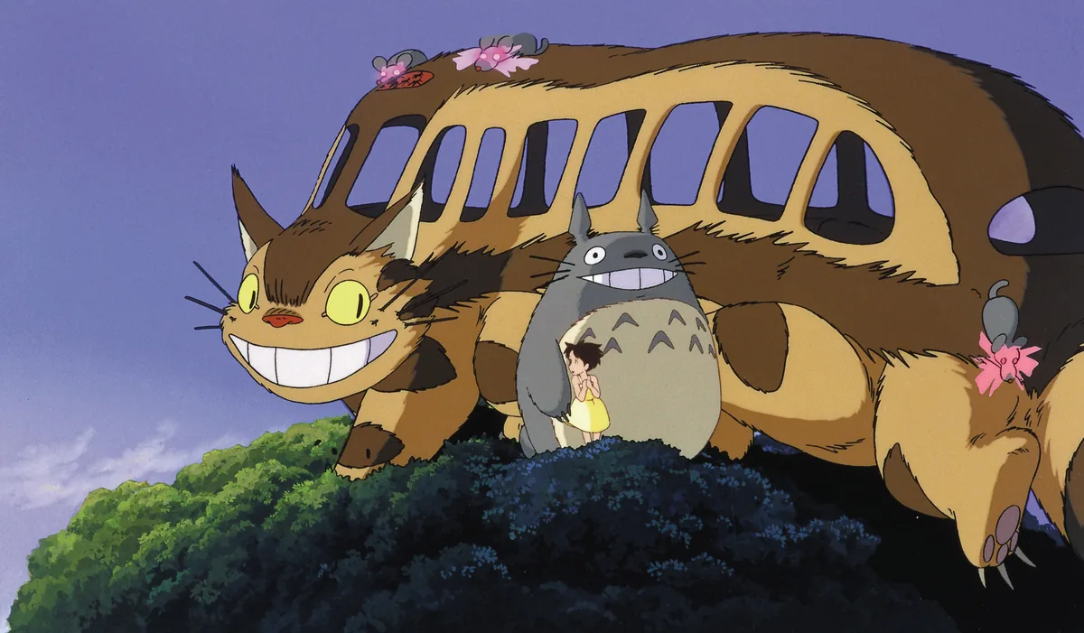 Komşum Totoro filminden resmi sahne: Catbus, Totoro ve küçük Mei orman tepesinde bir arada