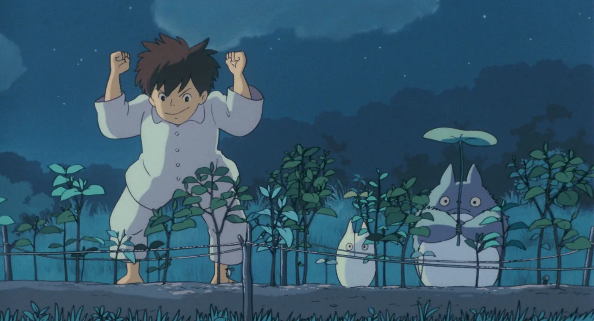Komşum Totoro filminde gece vakti tohum büyütme dansı: Totoro ve Chibi-Totoro çocukla birlikte fideler arasında