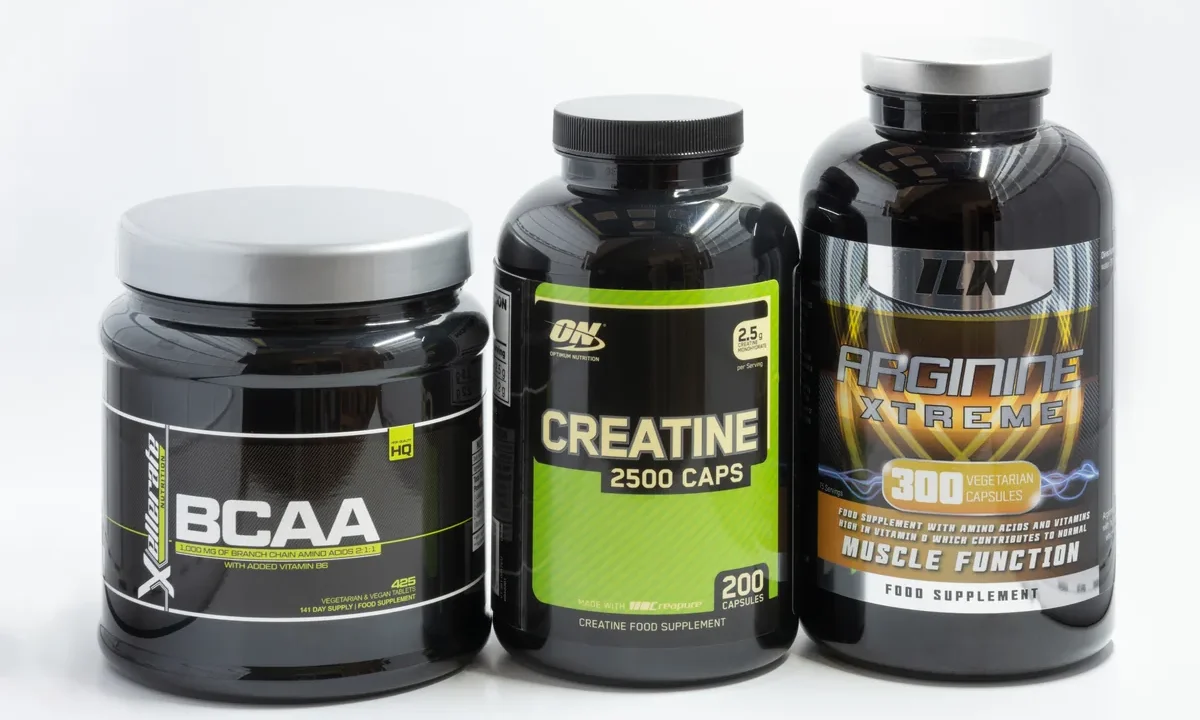 Kreatin, BCAA ve arginin gibi spor takviyesi kutuları yan yana