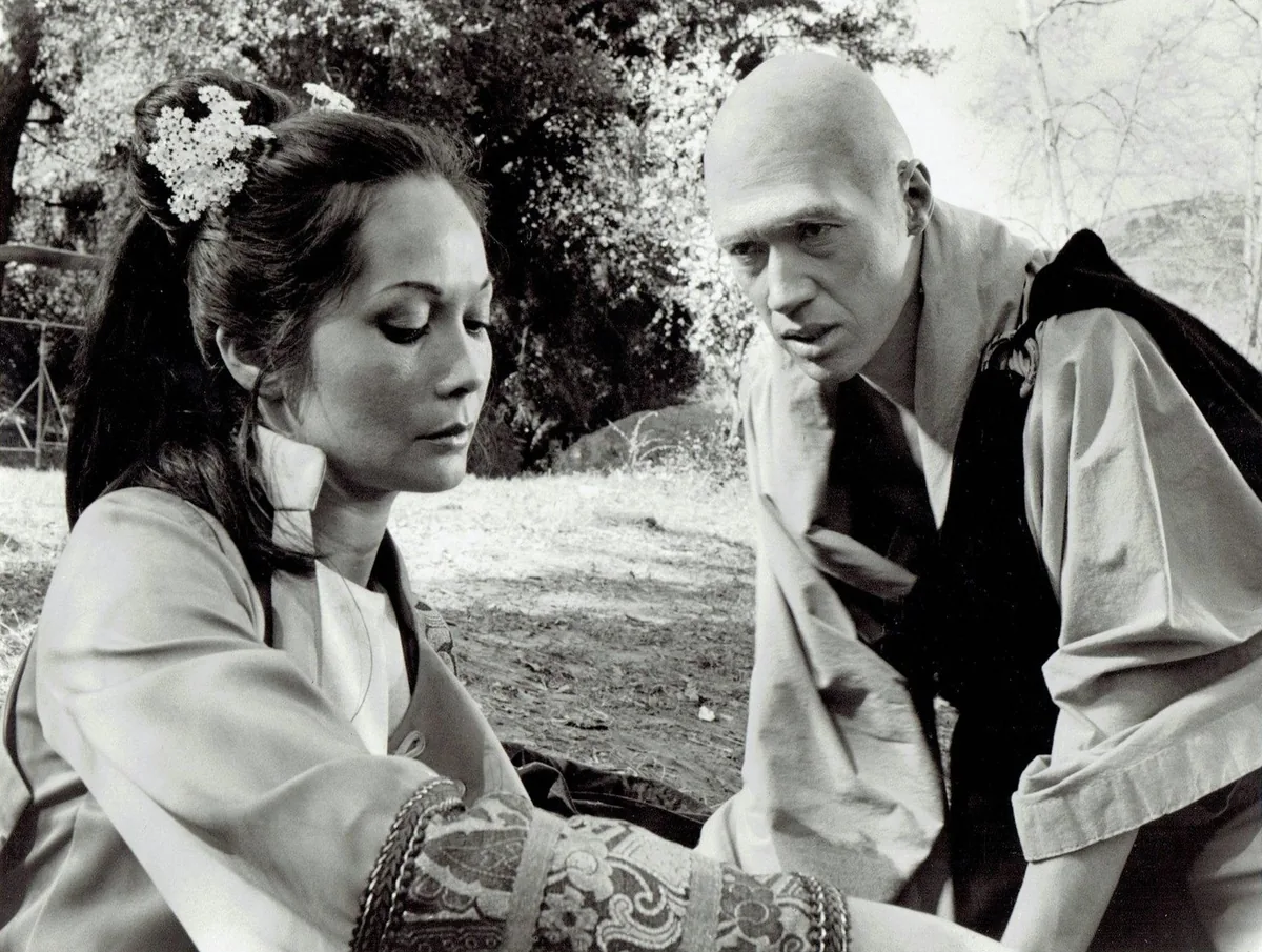 Kung Fu dizisinde David Carradine'in canlandırdığı Kwai Chang Caine, bir sahne partneriyle birlikte
