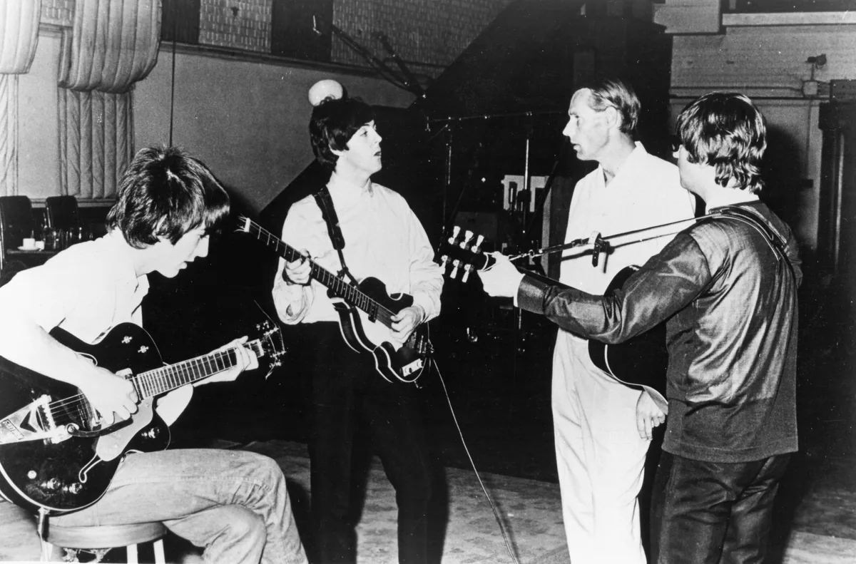 John Lennon ve Paul McCartney, George Martin ile birlikte 1966 yılında stüdyoda