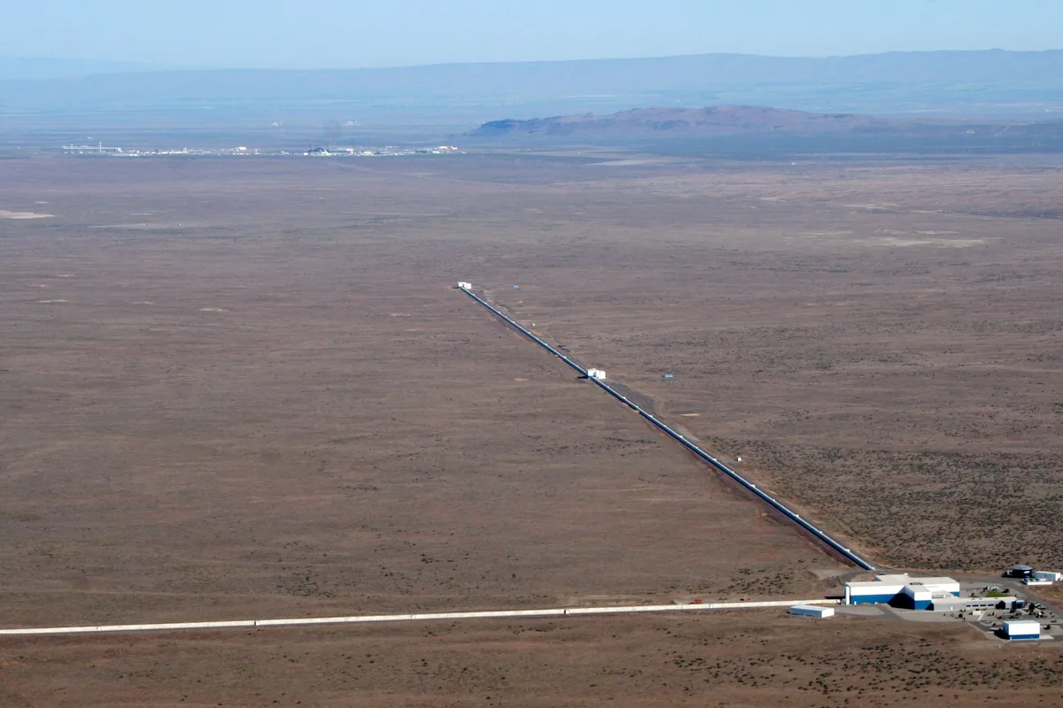 LIGO Hanford Gözlemevinin havadan çekilmiş fotoğrafı: Washington eyaletindeki çölde uzanan kilometrelerce uzunluktaki L şeklinde iki dedektör kolu