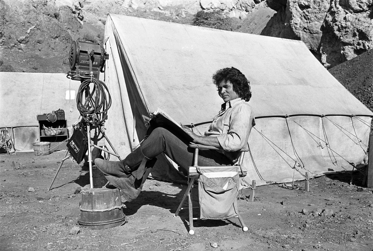 Little House on the Prairie dizisinde Michael Landon, Charles Ingalls kostümüyle set çekimi arasında dinleniyor