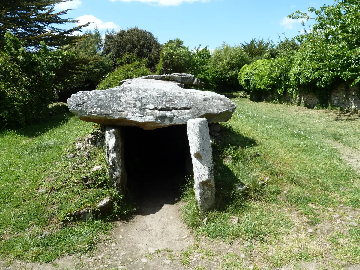 Fransada Locmariaquer bölgesindeki dolmen mezarının kapak taşı ve dikili taşları