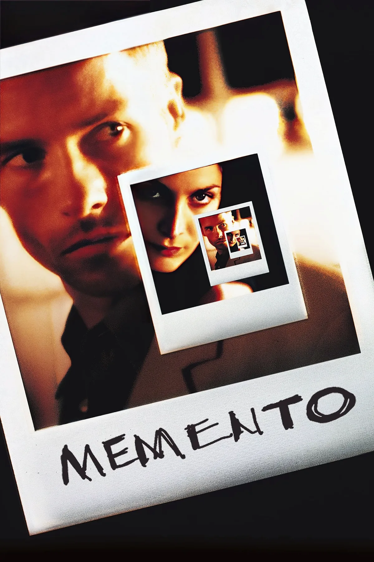 Memento (Akıl Defteri) filminin resmi afişi; Guy Pearce'in dövmeli karakteri