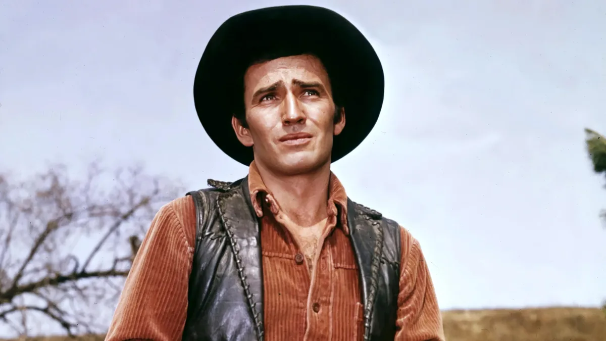 The Men from Shiloh dizisinde James Drury, dizinin değişmeyen başrolü olarak dönem kostümüyle resmi still fotoğrafında