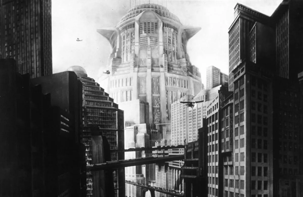 Metropolis filminde gökdelenler arasında köprüler ve uçan araçlarla tasvir edilen dikey distopik şehir manzarası