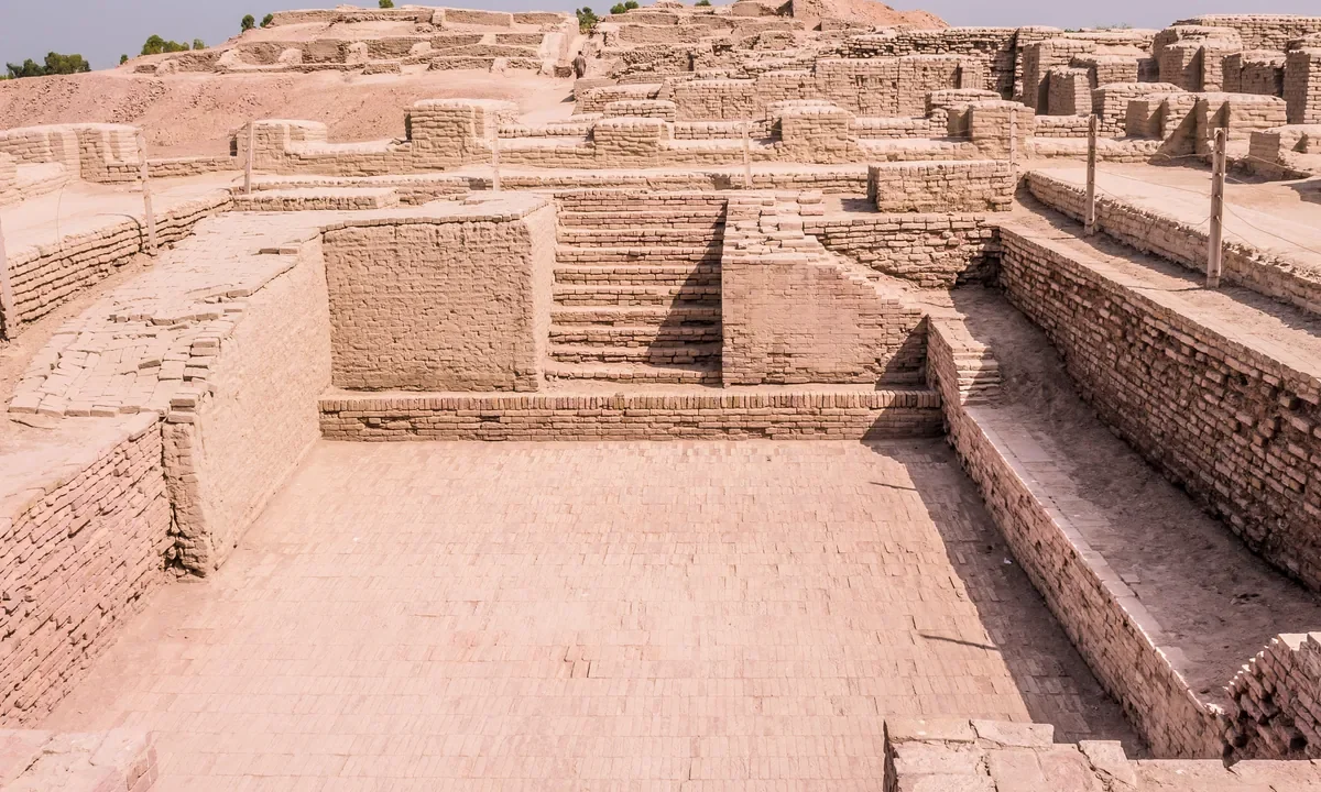 Mohenjo-daro'daki Büyük Hamam'ın su geçirmez tuğla havuzu ve çevresindeki basamaklı yapı