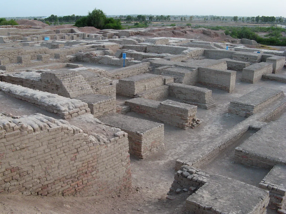Mohenjo-daro'da yüksek açıdan görünen, birbirine benzer ölçekteki dikdörtgen tuğla konut adaları ve aralarındaki düz sokak dokusu