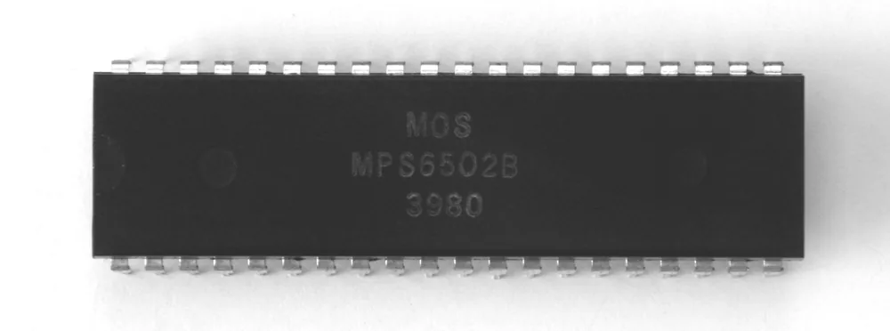 MOS Technology 6502 işlemcisinin üzerinde MPS6502B baskısı görünen makro fotoğrafı