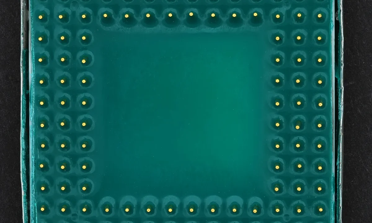 CPU işlemci yongasının makro görünümü; msconfig işlemci sayısı ayarı ve çekirdek kavramını temsil eder