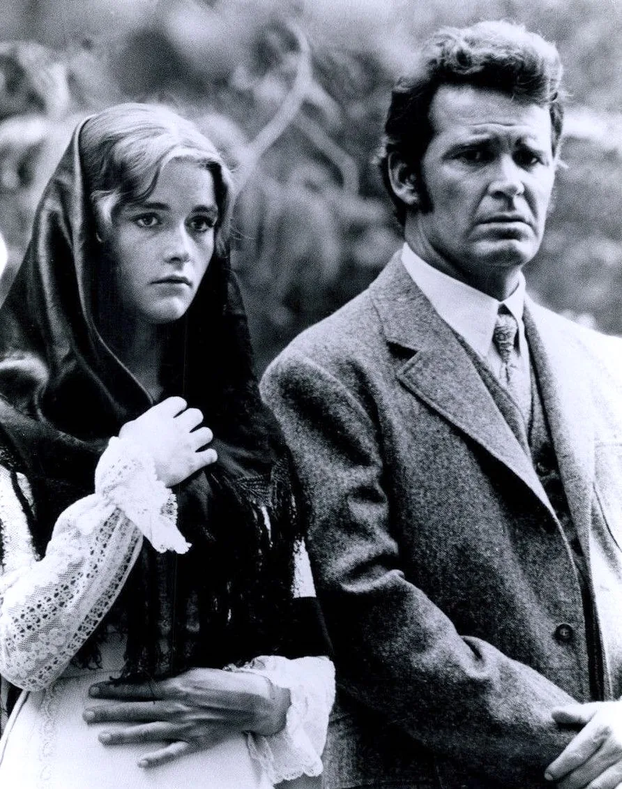 Nichols dizisinde James Garner ve Margot Kidder, 1914 yılını konu alan hikâyede dönem kostümleriyle bir arada