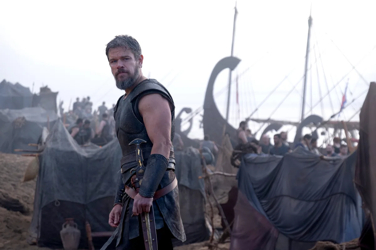 Odysseia filminde Odysseus'un Yunan gemileriyle birlikte kıyıda gösterildiği resmi film karesi