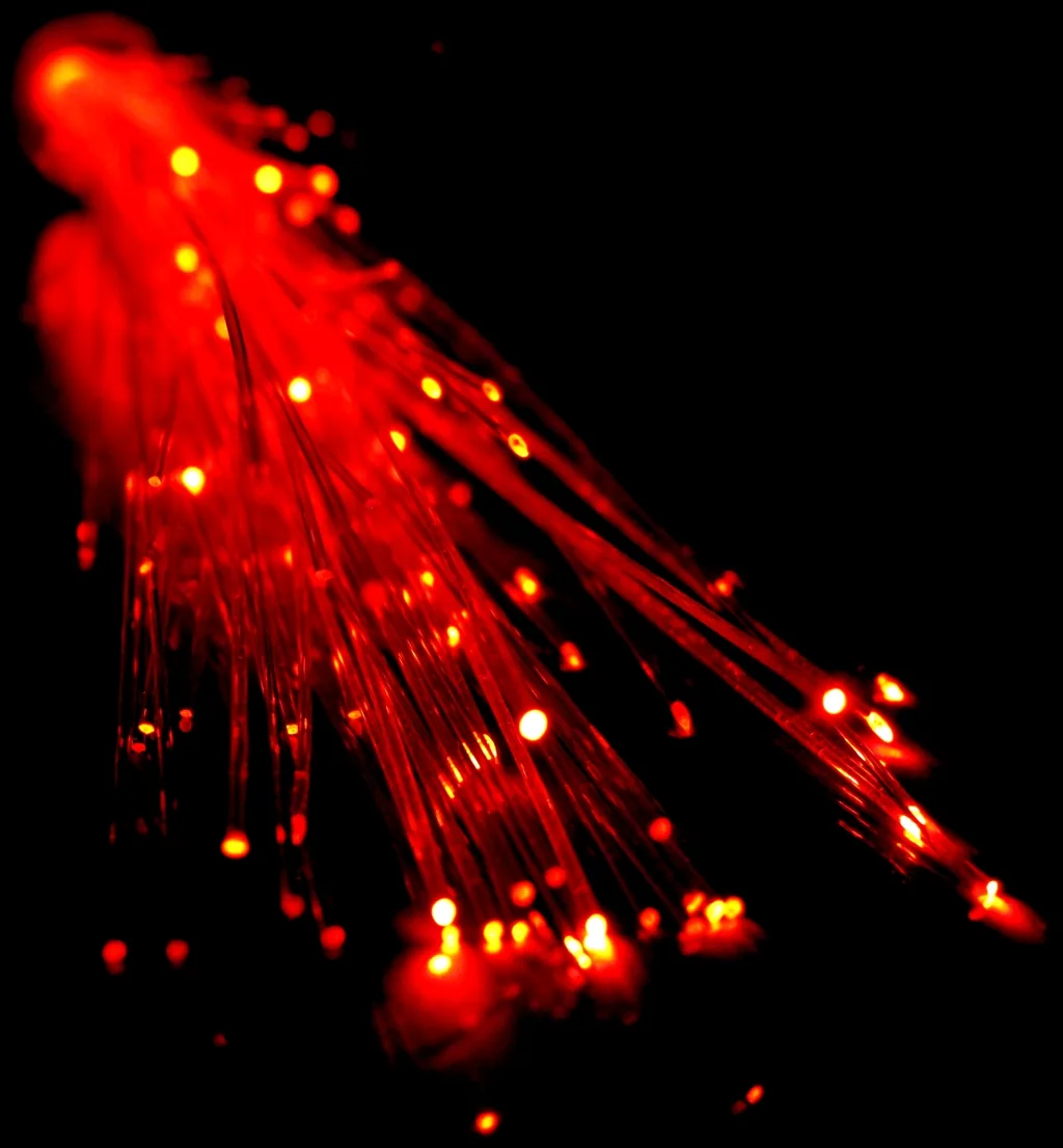 Işık huzmeleri taşıyan fiber optik kabloların yakın plan fotoğrafı, geleceğin fotonik veri depolama teknolojisini temsil ediyor