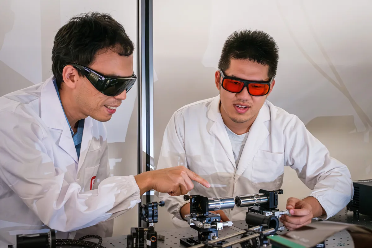 NTU Singapur laboratuvarında araştırmacıların lazer optik düzeneğiyle optik skyrmion deneyi yaparken çekilmiş fotoğrafı