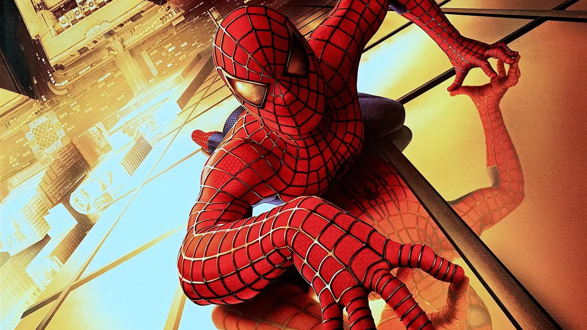 2002 Örümcek Adam filminin ikonik resmi key art görseli, Manhattan gökdelenleri üzerinde