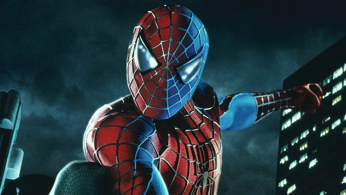 2002 yapımı Sam Raimi Örümcek Adam filminden Tobey Maguire kostümüyle organik ağ atıcıları gösteren resmi film karesi