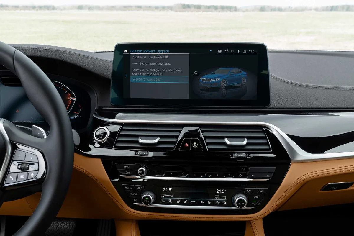 BMW aracının dokunmatik ekranında Remote Software Upgrade (uzaktan yazılım güncelleme) arama ekranı; otomobillerde özellik abonelik modelinin OTA güncelleme sürecini gösteriyor
