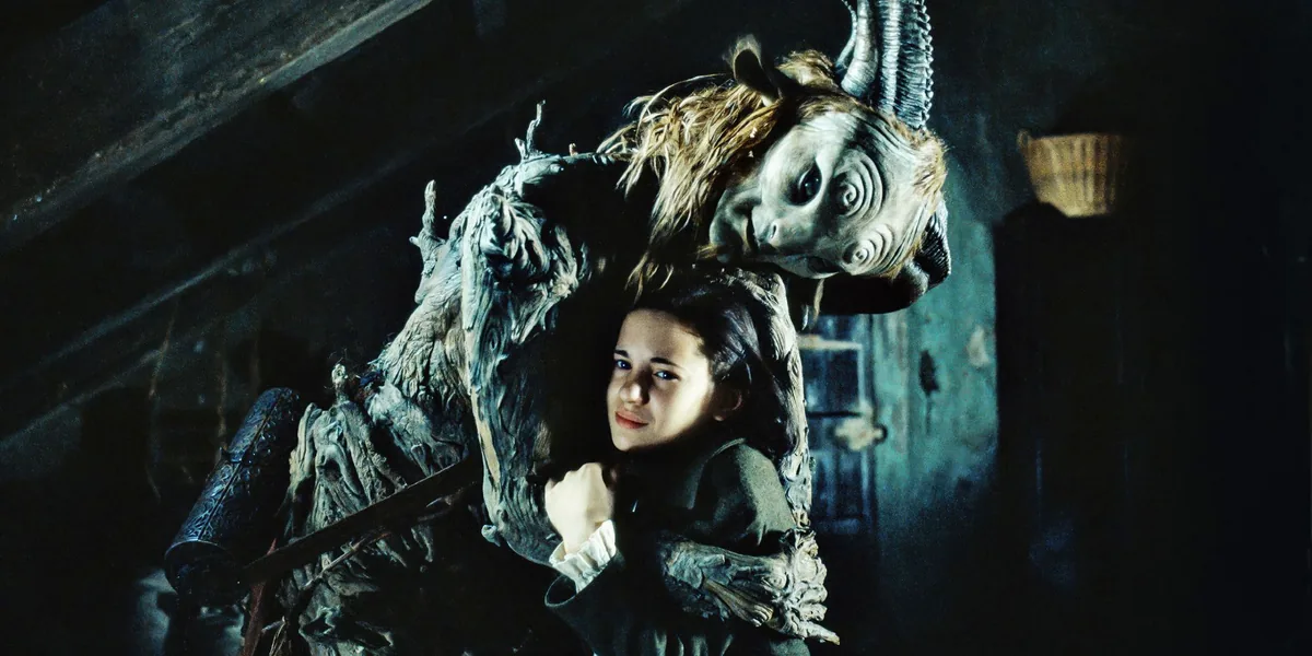 Doug Jones'un canlandırdığı boynuzlu Faun, küçük Ofelia'yı kollarına alırken; Pan'ın Labirenti filminden bir sahne