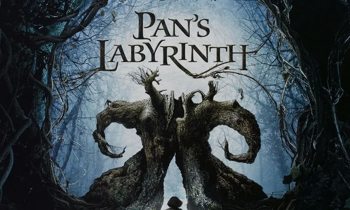 Pan'ın Labirenti filminin resmi afişi: Ofelia, Faun'ın ağaç köklerinden oluşan kemerli labirent girişinin önünde duruyor