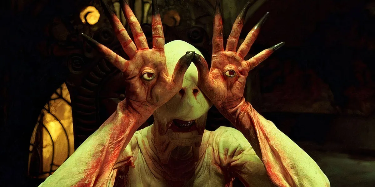 Pan'ın Labirenti filmindeki Solgun Adam (Pale Man), avuçlarındaki gözlerle yüzünü örterken; ziyafet masası sahnesinden ikonik kare