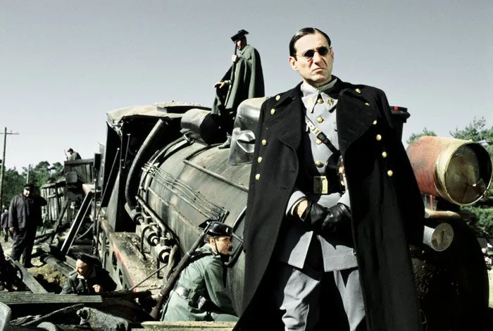 Yüzbaşı Vidal (Sergi López), Pan'ın Labirenti filminde üniformasıyla trenin önünde otoriter bir duruşla dururken