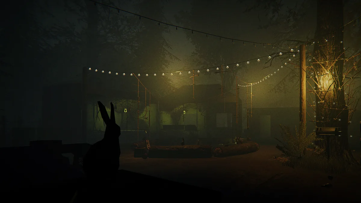 Phasmophobia oyununda küçük bir haritada (Camp Woodwind tarzı kamp alanında) gece hayalet avı sahnesi, hızlı soruşturma ve seviye atlama için ideal atmosferik ortam