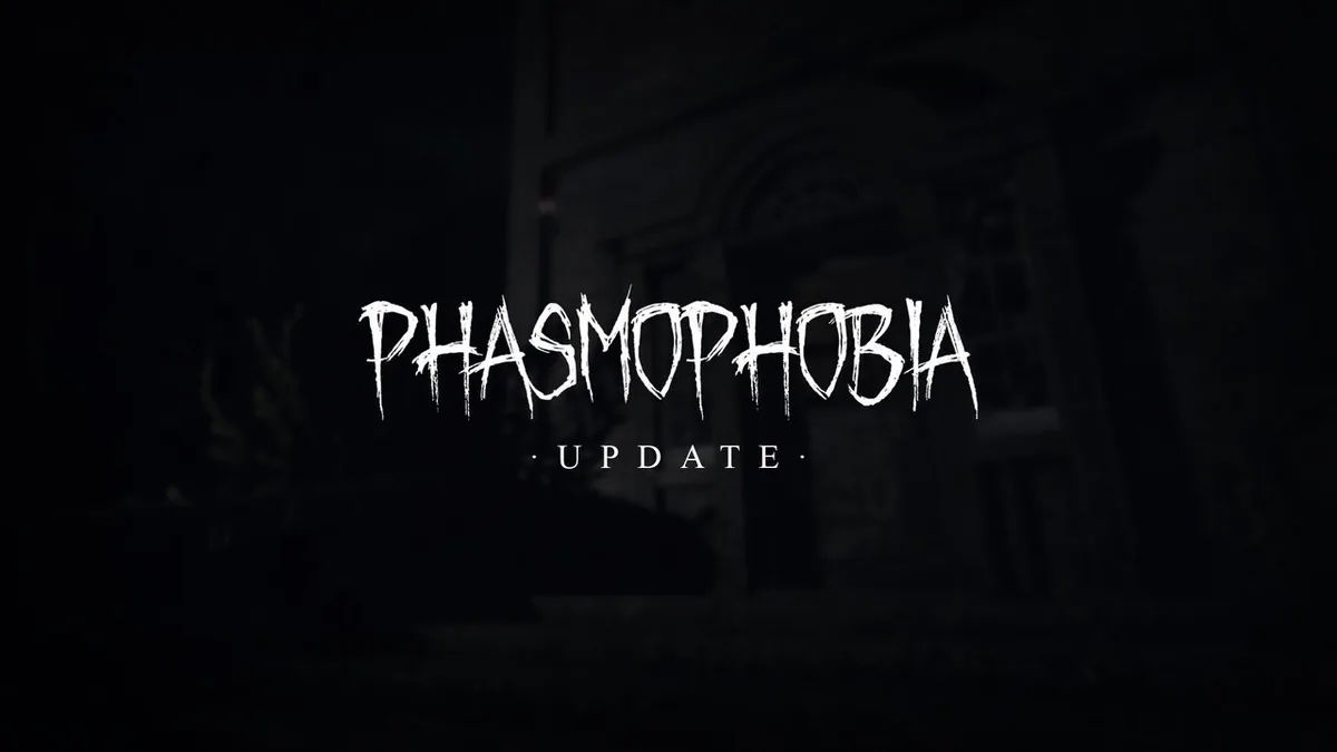 Phasmophobia lanetli objeler rehberi kapak görseli — oyunun resmi key art'ı, karanlık bir evin girişini gösteriyor