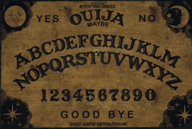 Phasmophobia'da Ouija Tahtası (Ouija Board) lanetli objesi, harfler ve planşetiyle birlikte