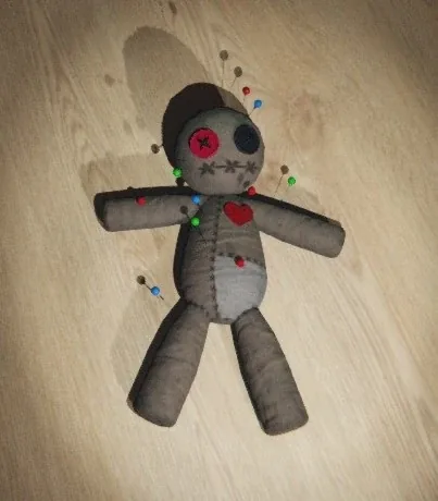 Phasmophobia'da Voodoo Bebeği (Voodoo Doll) lanetli objesi, üzerine batırılmış renkli iğnelerle