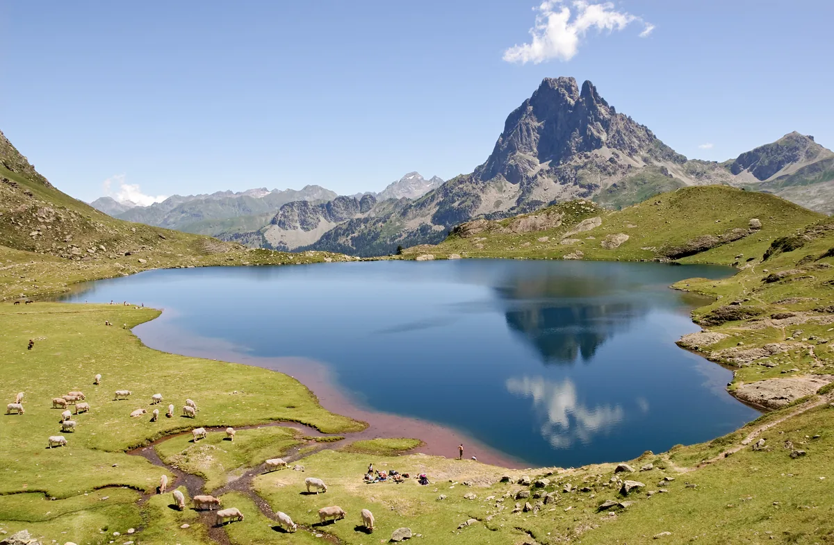 Pirenelerde yüksek rakımlı bir dağ gölü (Lac Gentau) ve Pic du Midi d'Ossau manzarası; araştırmanın yürütüldüğü amfibi habitatını temsil ediyor