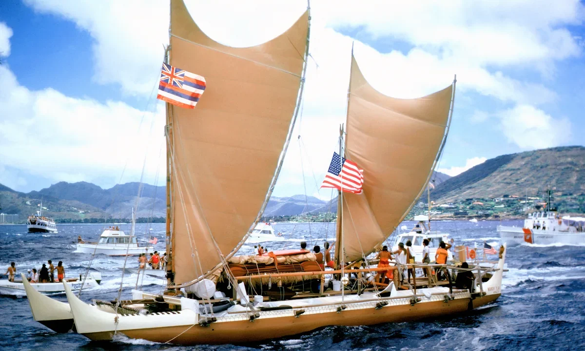 Açık okyanusta tam yelken açmış geleneksel çift gövdeli Polinezya seyahat kanosu Hokule'a, Tahiti'den Honolulu'ya varış sırasında