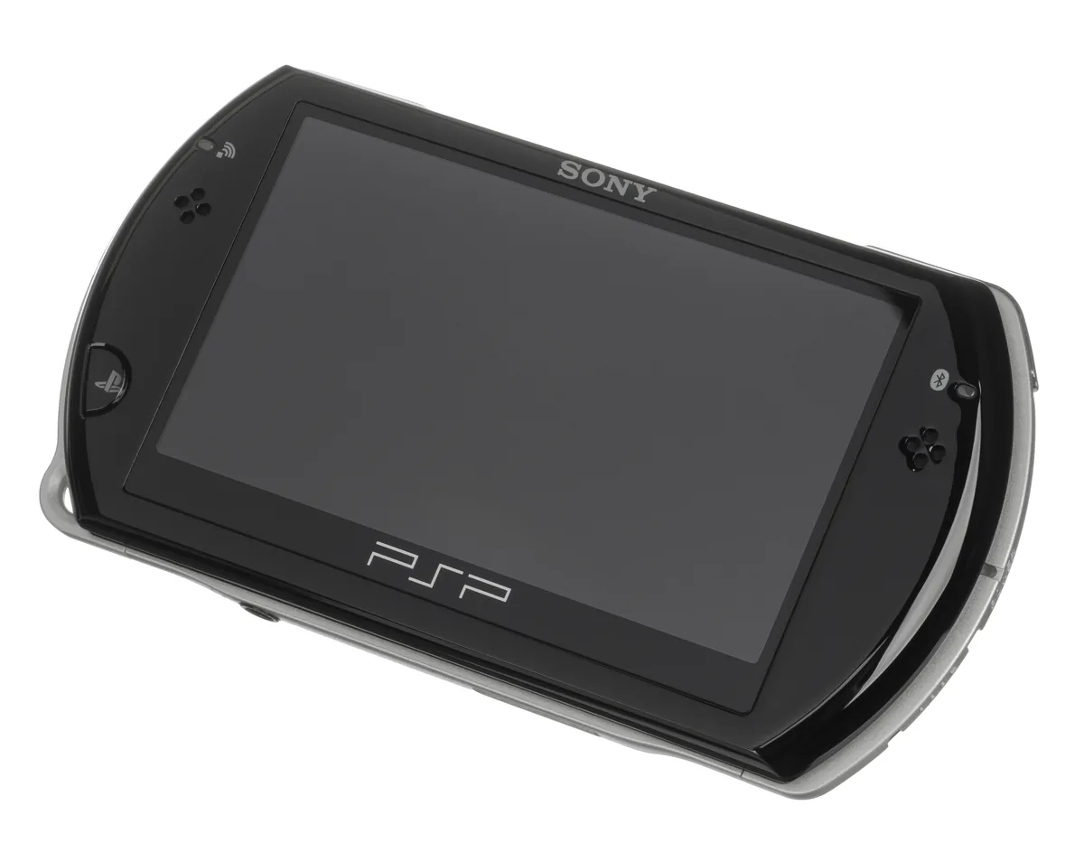 PSP Go konsolunun kapalı haldeki kompakt gövdesi, standart PSP modellerine göre küçültülmüş boyutuyla